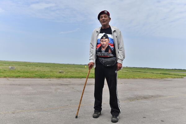Ветеран 63 падобранске бригаде, који је упрокос годинама и ходања уз помоћ штапа, дошао  на манифестацију да би се дружио са својим саборцима, уз поруку &quot; видимо се следеће године&quot; - Sputnik Србија