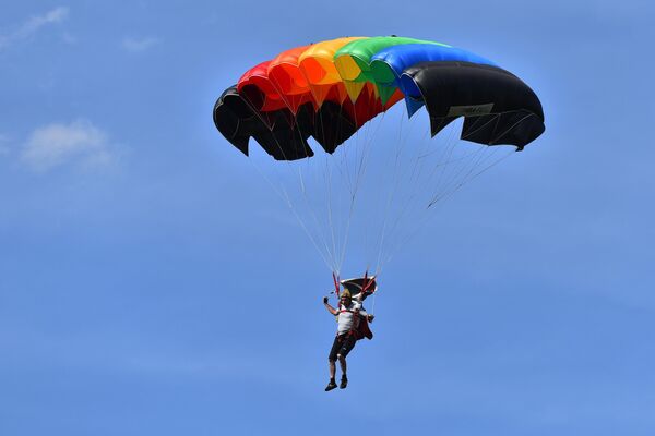 Према правилима такмичиња падобранци изводе од 4 до 8 скокова са висине до 1.000 метара - Sputnik Србија
