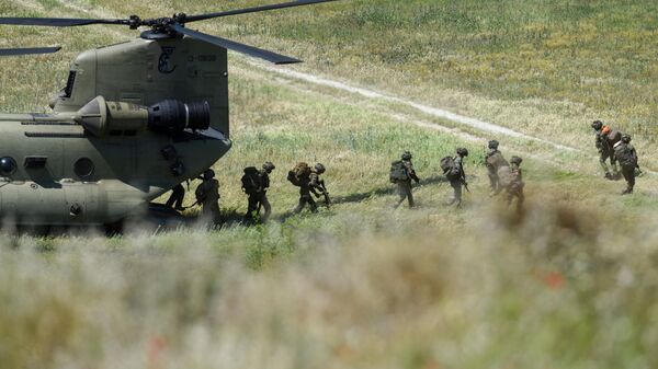 Britanski vojnici iskrcavaju se iz helikoptera - Sputnik Srbija