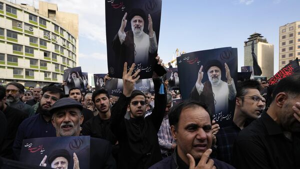 Ljudi nose fotografije pokojnog predsednika Irana Ibrahima Raisija  - Sputnik Srbija