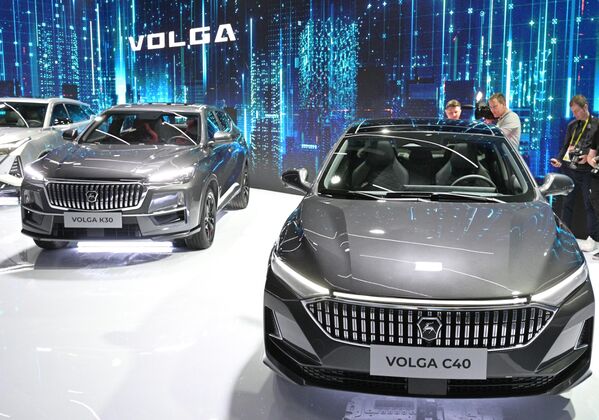 Novi automobili Volga C40 i K30 u paviljonu brenda VOLGA na na sajmu CIPR-2024 u Nižnjem Novgorodu. - Sputnik Srbija