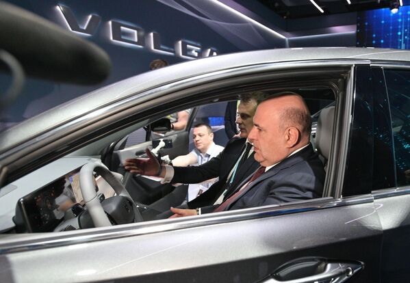 Ruski premijer Mihail Mišustin sedi u automobilu Volga C40 tokom posete Sajmu. - Sputnik Srbija