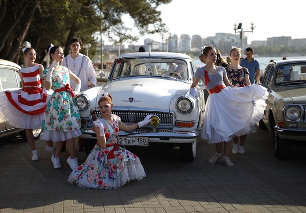 Devojke se slikaju pored automobila GAZ-21 Volga u Gelendžiku. - Sputnik Srbija