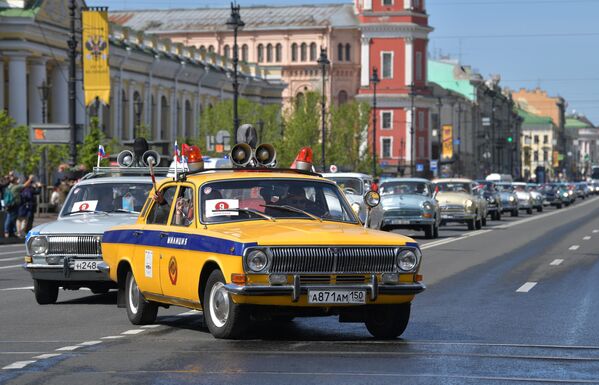 Automobil GAZ-24 Volga na Nevskom bulevaru na paradi retro vozila u Sankt Peterburgu. - Sputnik Srbija