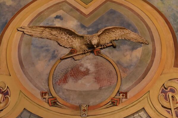 Zidnom dekoracijom u ulaznom holu dominira figura sokola koji, držeći u kandžama geoliški čekić, stoji na krugu koji simboliše Zemlju, čime se posetiocima jasno prikazuje zanimanje domaćina. - Sputnik Srbija