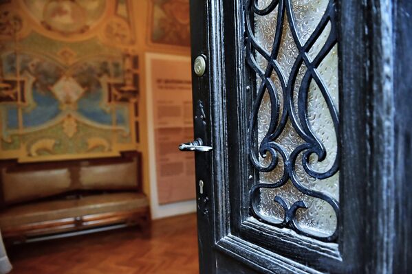 Čim otvore vrata naučnikovog doma (koji je od 1967. pretvoren u  Memorijalni muzej), posetioci stupaju u ulazni hol u kojem preovlađuju cvetni ornamenti sa elementima narodnih motiva iz Pirota i današnje Severne Makedonije - Sputnik Srbija