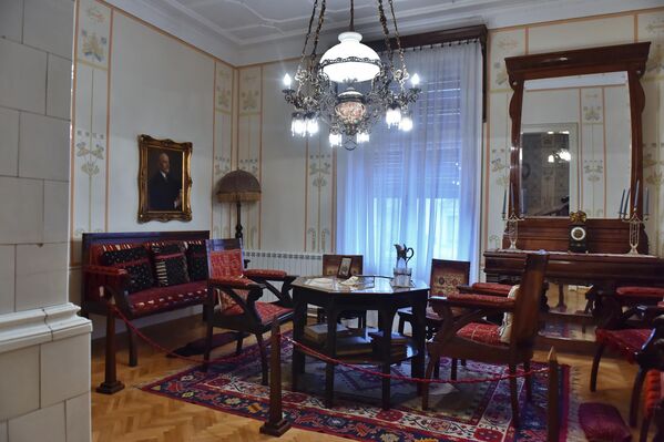 Iz drugog predsoblja se ulazi u salon u kome se nalaze osmougaoni sto, fotelje, stolice, komoda i ogledalo u vidu kamina. Na zidu je portret Jovana Cvijića koji je radio Uroš Predić 1923.  - Sputnik Srbija