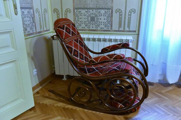 Stolica u radnoj sobi. Sve stolice u Cvijićevoj kući su različite, i poput drugog nameštaja presvučene su ćilimima i delovima narodne nošnje koju je naučnik donosio sa svojih putovanja - Sputnik Srbija