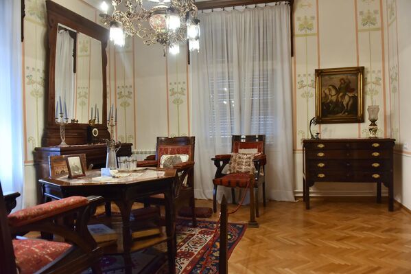 Unutrašnju dekoraciju kuće  i ukrašavanje nameštaja Cvijić je poverio Dragutinu Inkiostriju Medeljaku, umetniku iz Splita - Sputnik Srbija