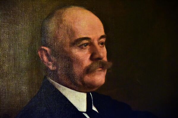 Pored naučnih dostignuća, neprocenjiv doprinos Cvijić je dao u diplomatskim aktivnostima. Bio je član mnogih delegacija koje su imale važne diplomatske misije uključujući neke koje su odlučivale o postavljanju granica širom Balkanskog poluostrva i Evrope. (deo portreta Jovana Cvijića koji je nasliko Uroš Predić) - Sputnik Srbija