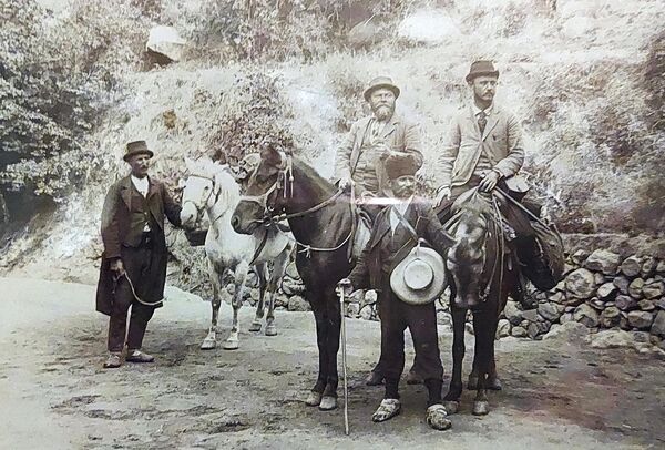 Cvijić je nepunih 40 godina proveo na terenskim istraživanjima reljefa, naselja i stanovništva širom Balkanskog poluostrva, te je neprekidno bio među stanovništvom, koje ga je veoma poštovalao( fotografija Jovana Cvijića i profesora Jovana Žujovića nastala tokom  jedne od naučnih ekskurzija deo je stalne postavke) - Sputnik Srbija