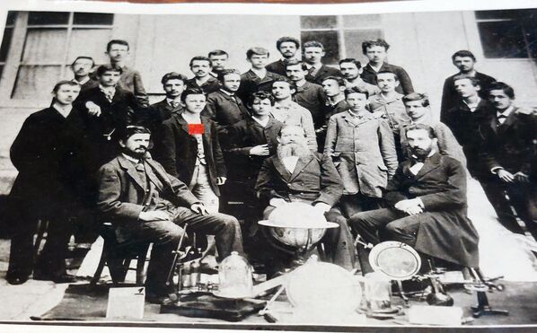 Jedna od  fotografija izloženih u staklenoj vitrini  radne sobe je i  fotografija maturanata profesora Koste Vujića, među kojima je i Cvijić(označen crvenom trakicom na fotografiji koja čini postavku) - Sputnik Srbija