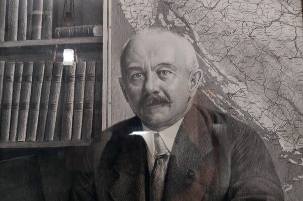 I pored svog odbojnog stava o politici, prilikom formiranja Jugoslovenske demokratske lige 1918. godine, prihvatio je predlog da bude jedan od osnivača ovog udruženja  (detalj sa jedne od fotografija stalne postavke muzeja) - Sputnik Srbija