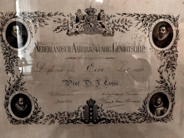 Jedna od diploma koja svedoči o ugledu koji je srpski naučnik uživao u svetu. Njegovom zaslugom, stručni termini za kraške oblike iz našeg jezika usvojeni su u svetskoj nauci o karstu − uvala, polje, ponor, hum, dolina, jama. - Sputnik Srbija