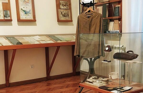 Među eksponatima su i njegovi lični predmeti - štap, kišna kabanica, kofer, terenska tašna, sat, aneroid – merač nadmorske visine, zajednički pasoš, okovratnik i mastionica  - Sputnik Srbija