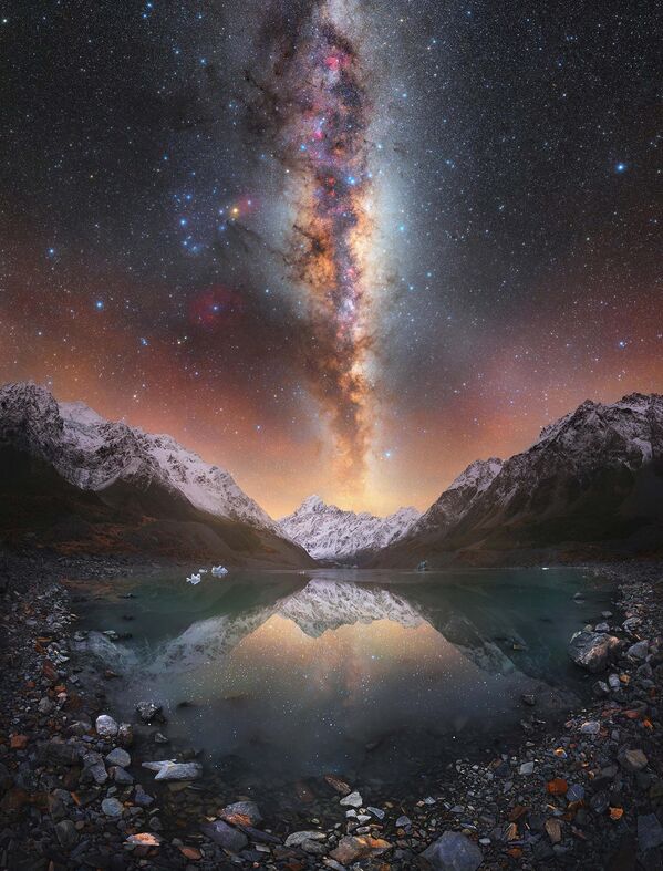 Na fotografiji „Jezero munje“ Toma Rea, Mlečni put  se pomalja u zimskoj noći iznad najviše planine Novog Zelanda,  Aoraki, Nacionalni park Maunt Kuk. - Sputnik Srbija