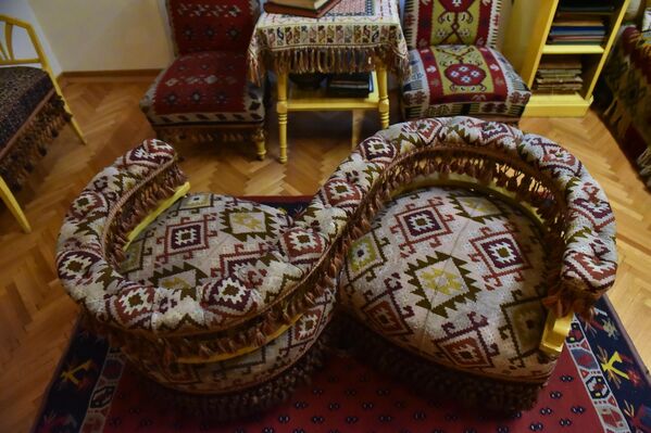 Svojim neobičnim dizajnom i šarama  „ljubavna sofa“ u obliku slova S, u sobi Cvijićeve supruge Ljubice 
privlači pažnju posetilaca - Sputnik Srbija