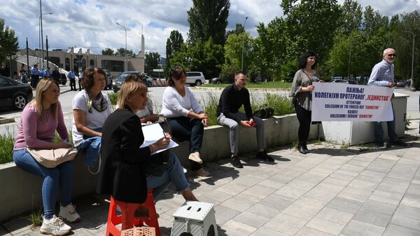 Косовска Митровица - новинари Јединства протествовали због исељавања из радних просторија - Sputnik Србија