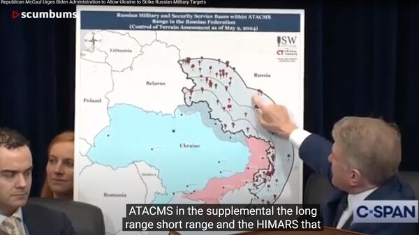 Конгресмен Мајкл Макол показује карту могућих удара на територији Русије - Sputnik Србија