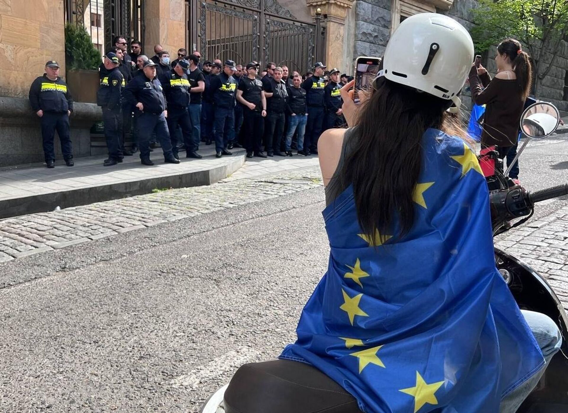 Sotrudniki policii nablюdaюt za soblюdeniem porяdka na akcii protesta protiv zakonoproekta ob inoagentah v Tbilisi, Gruziя - Sputnik Srbija, 1920, 31.10.2024