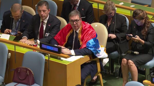 Predsednik Srbije Aleksandar Vučić ogrnuo se srpskom zastavom tokom sednice Generalne skupštine Ujedinjenih nacija.
 - Sputnik Srbija
