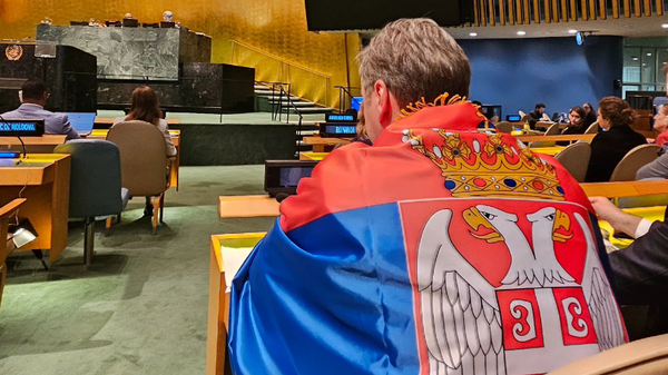 Predsednik Srbije Aleksandar Vučić ogrnut srpskom zastavom tokom sednice Generalne skupštine UN - Sputnik Srbija