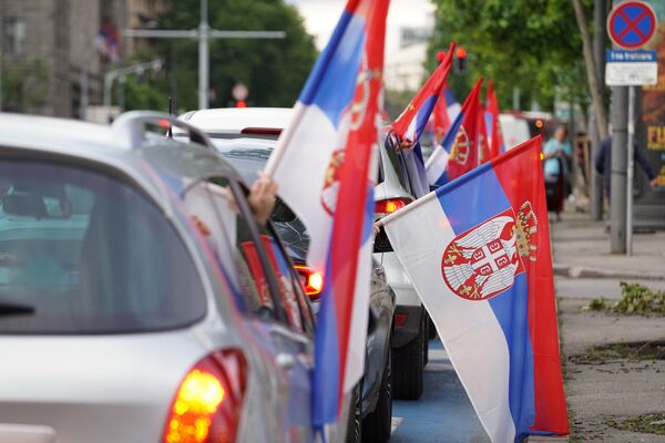 Automobili sa srpskim zastavama na Tgru Republike u Beogradu. - Sputnik Srbija