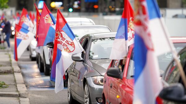 Automobili sa srpskim zastavama na Tgru Republike u Beogradu. - Sputnik Srbija