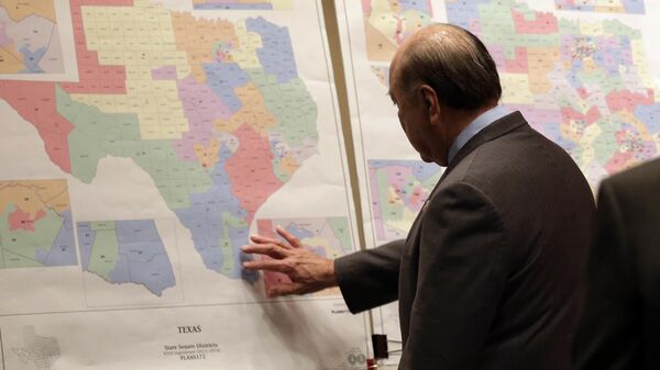 Senator Teksasa Huan „Čuj“ Hinojosa posmatra mapu Amerike - Sputnik Srbija