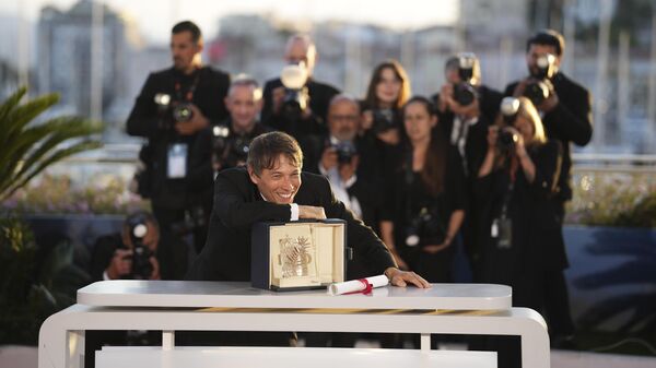 Амерички редитељ Шон Бејкер освојио је Златну палму, главну награду 77. Међународног филмског фестивала у Кану за филм „Анора“ - Sputnik Србија