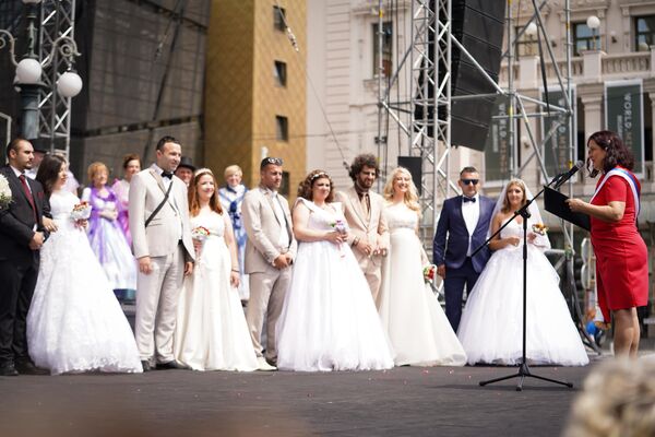 Melčev je podsetio da je najveći broj mladenaca, koji su u brak stupili putem kolektivnog venčanja, bio 2014. godine kada se u Skupštini grada Beograda venčalo 220 parova.„To znači 480 ljudi i 480 kumova“, ispričao je Melčev. - Sputnik Srbija