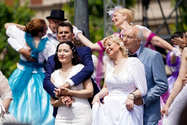 Melčev naglašava da je kolektivno venčanje besplatno, te predstavlja jedan vid pomoći mladim parovima koji stupaju u brak. - Sputnik Srbija