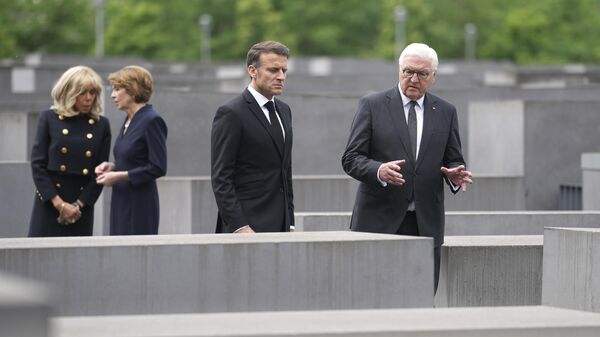 Председник Немачке Франк-Валтер Штајнмајер и његов француски колега Емануел Макрон, са супругама  - Sputnik Србија