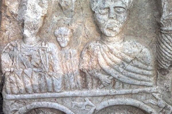 U gornjem delu stele prikazana je porodica za koju se veruje da je na prostor današnje Bosne došla sa Apeninskog poluostrva - Sputnik Srbija