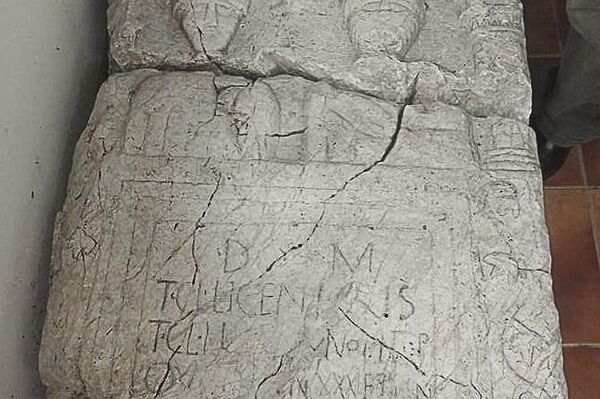 Пронађен је и римски надгробни споменик на коме пише да је из другог века - Sputnik Србија