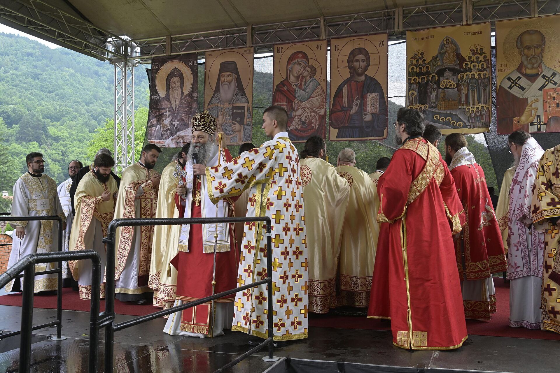 Свету архијерејску литургију служио је Патријарх српски Порфирије заједно са архијерејима Српске православне цркве и свештенством Епархије врањске. - Sputnik Србија, 1920, 29.05.2024