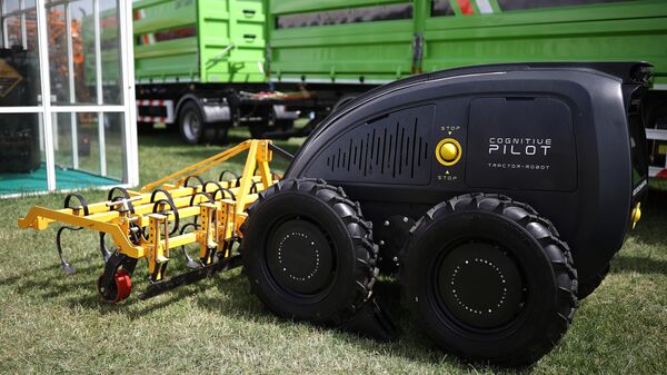 Prvi ruski bespilotni robot-traktor kompanije „Kognitiv pilot“ - Sputnik Srbija