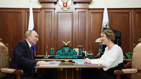 Руски председник Владимир Путин са заштитницом за права детета Маријом Лавовом-Беловом - Sputnik Србија