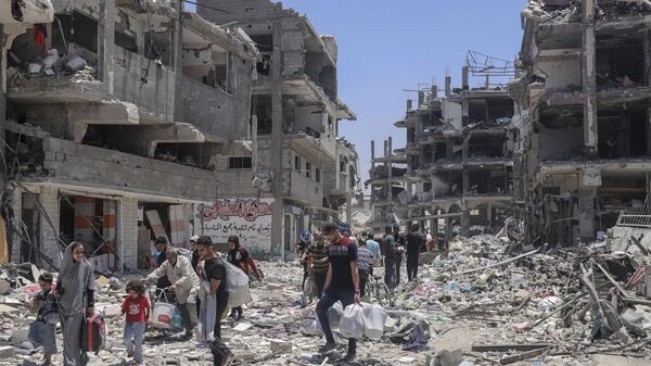 Палестинци међу рушевинама бомбардованог Појаса Газе. - Sputnik Србија
