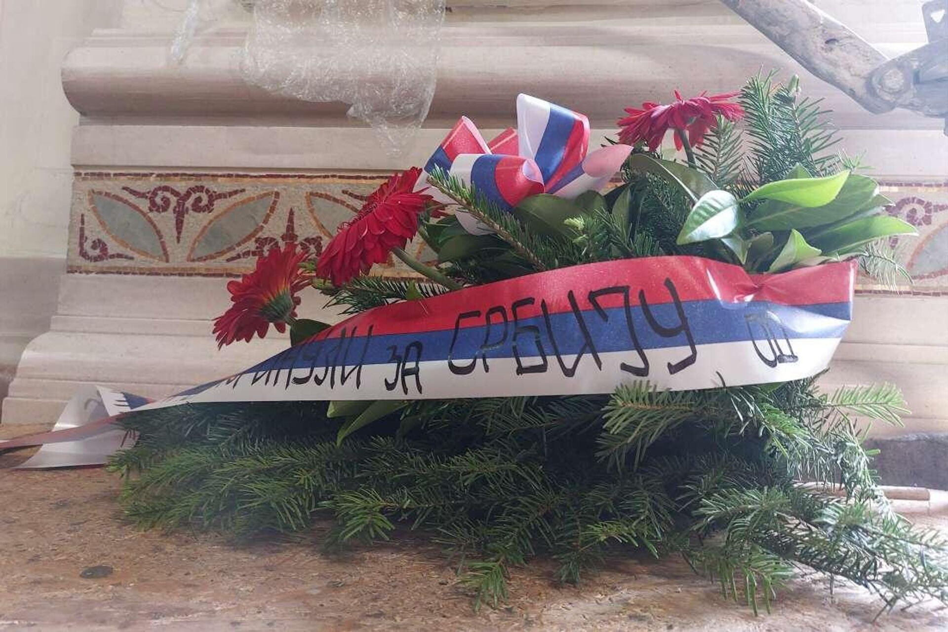 Након служења парастоса, положен је венац испред спомен-плоче са именима погинулих руских добровољаца и натписом „Пали за Србију 1990-тих“. - Sputnik Србија, 1920, 01.06.2024