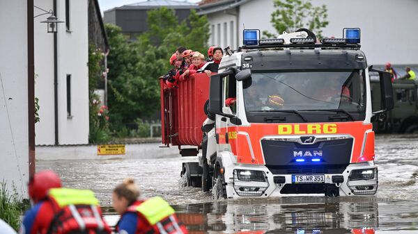 Автомобиль Немецкой ассоциации спасателей движется по затопленной улице, Германия - Sputnik Србија