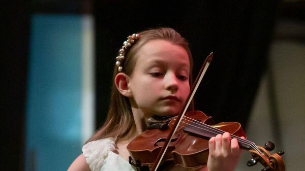 Mlada violinistkinja Uljana Aleksandrova iz Moskve - Sputnik Srbija