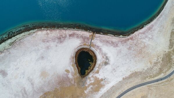 Ova fotografija iz vazduha snimljena 8. novembra 2020. prikazuje jezero Jamzbog Jumko u okrugu Nagarze grada Šanan. - Sputnik Srbija