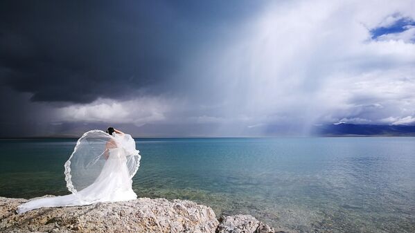 Mlada na obali jezera Namco. - Sputnik Srbija