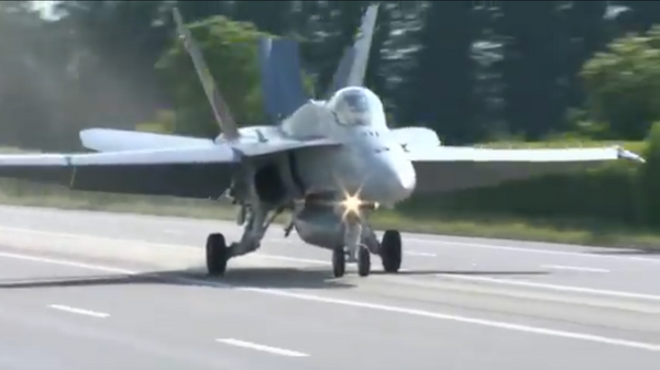 Швајцарски борбени авиони показали слетање на ауто-пут током војне вежбе - Sputnik Србија