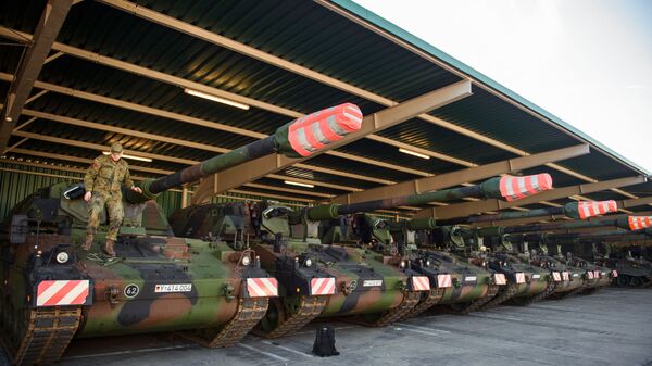 Солдат готовит танк с навесной гаубицей Panzerhaubitze 2000 вооруженных сил Германии на базе в Мюнстере - Sputnik Србија
