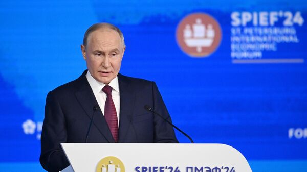 Руски председник Владимир Путин на пленарној седници на Међународном економском форуму у Санкт Петербургу - Sputnik Србија