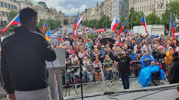Ladislav Vrabel obraća se okupljenima tokom mirovnog protesta u Pragu - Sputnik Srbija