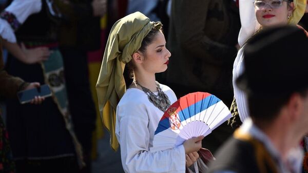 Девојка са лепезом у бојама српске заставе - Sputnik Србија