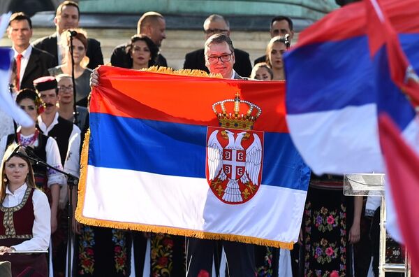 Aleksandar Vučić sa zastavom koju je nosio na sednici Generalne skupštine Ujedinjenih nacija - Sputnik Srbija